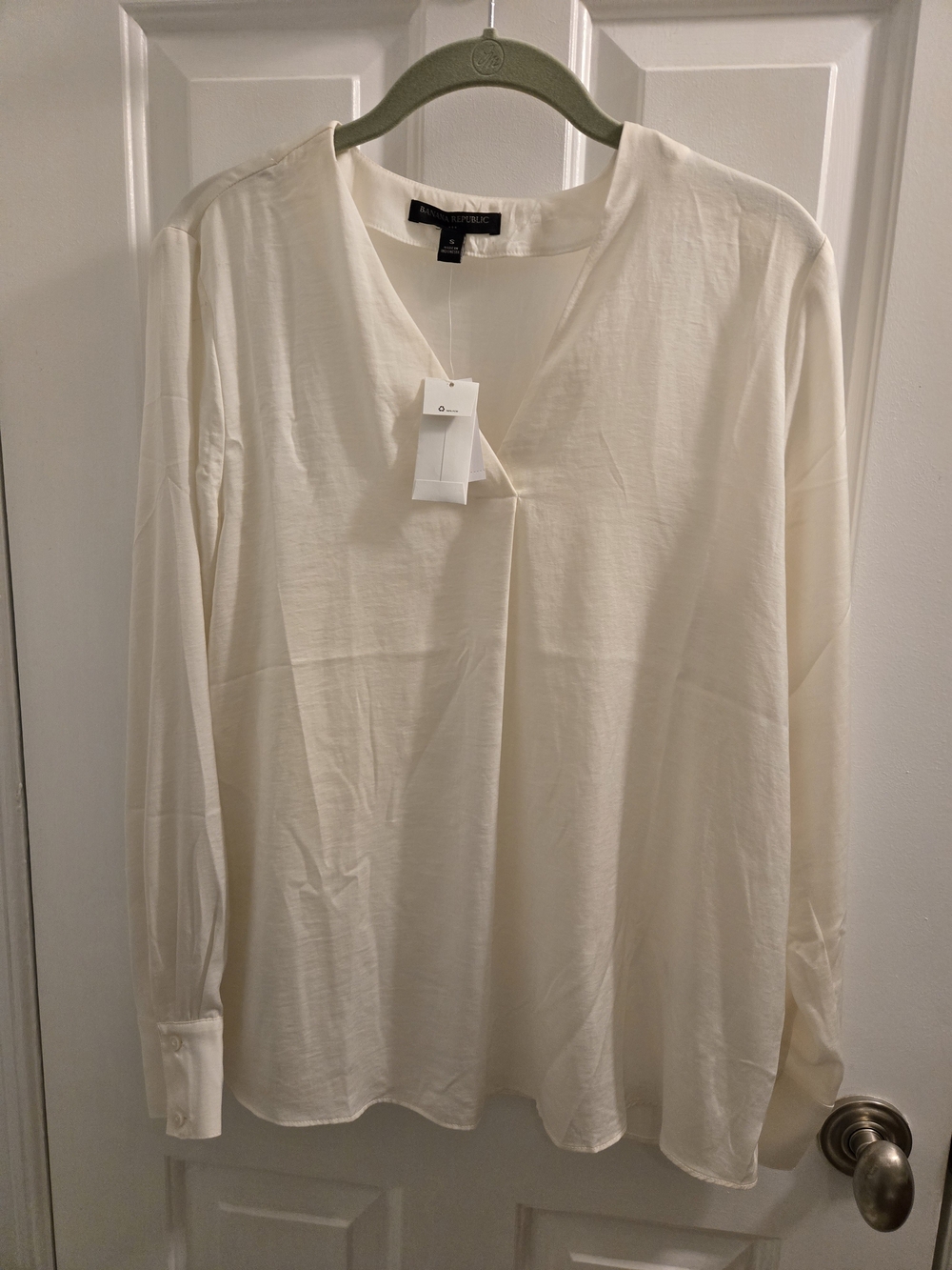 NWT Banana Republic Cream V-Neck Long Sleeve Shirt